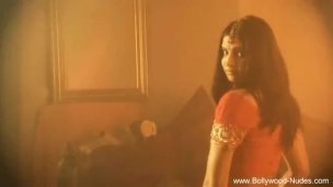 Bollywood Desi babe Makes Us Happy