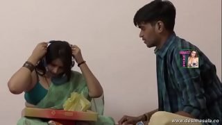 desimasala.co – Horny aunty seductive romance with young boy