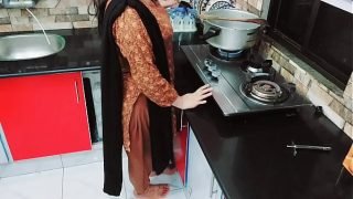 indian wife Fucked Hard In Kitchen While was Cooking With Hindi Audio